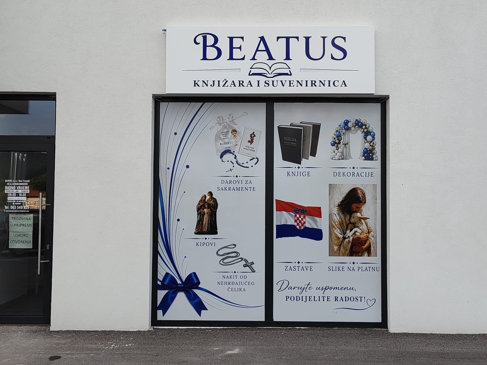 Izlog Beatus knjižare i suvenirnice u Novom Travniku